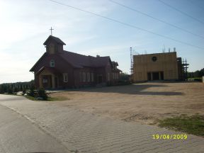 Kaplica i budujący się kościół w Dylewie